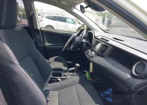 2016 Toyota Rav4 Xle z USA, uszkodzony, nr VIN JTMRFREV0GJ104376